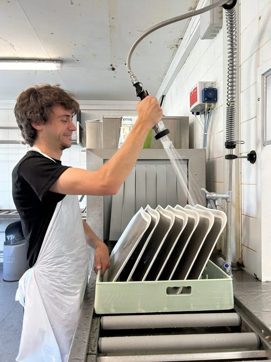 Professionnel en insertion qui fait la vaisselle pendant une distribution