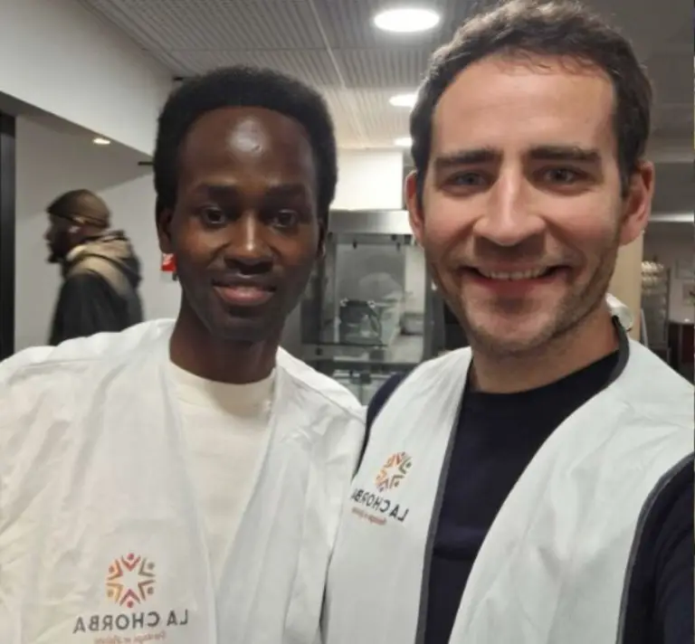 De bénévoles de la Chorba qui font un selfie dans la cuisine