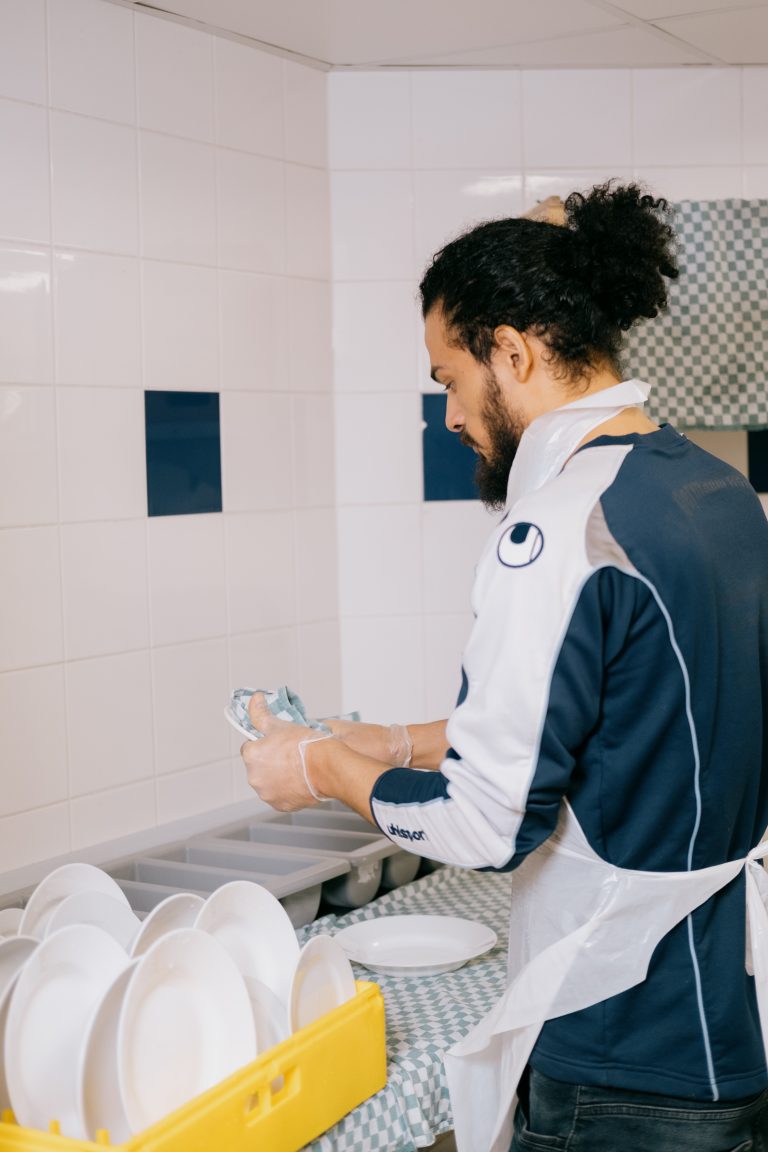 Professionnelle en insertion qui fait la vaisselle